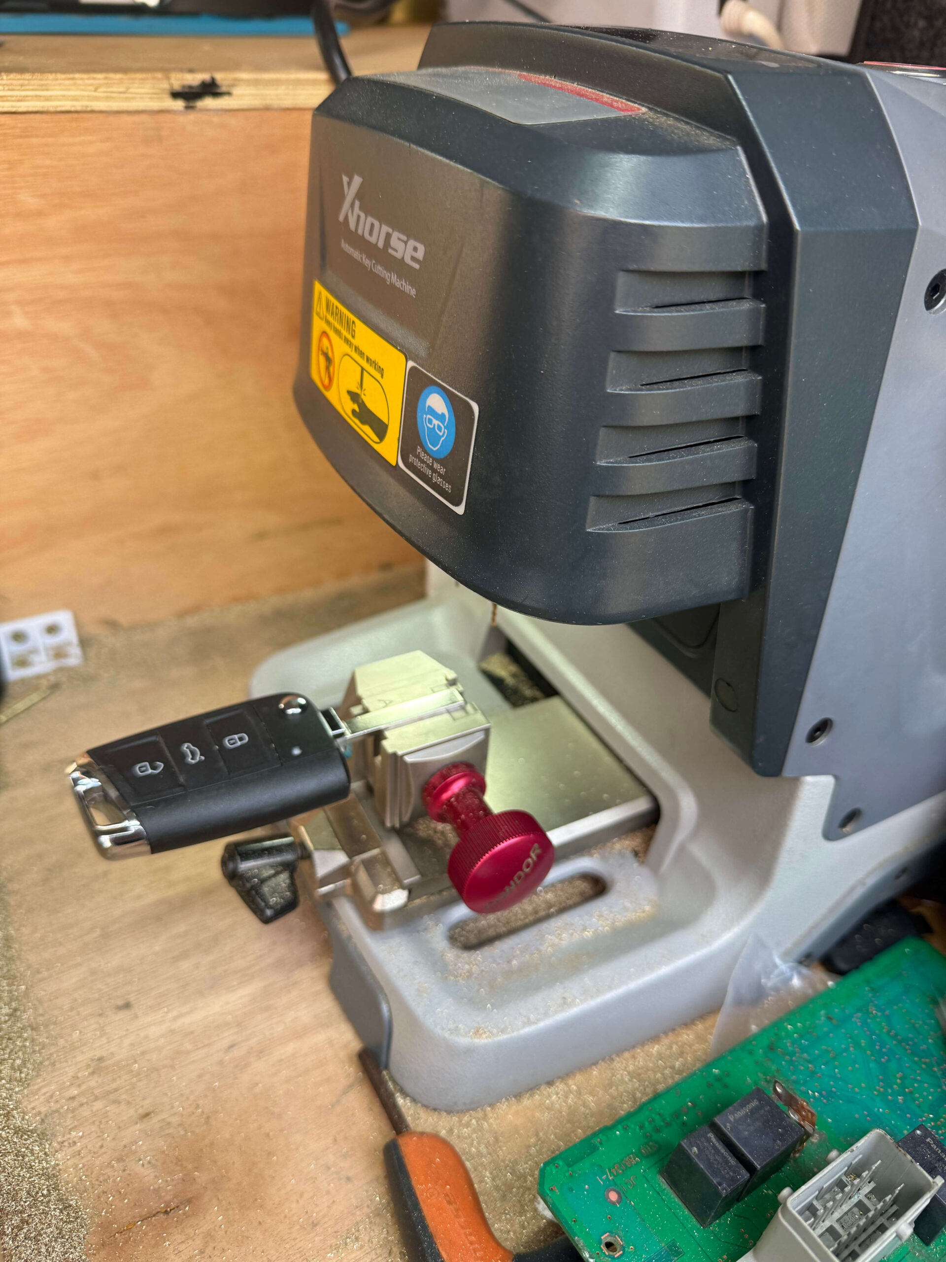 Mobile Auto Locksmith Near MAuto locksmith cutting and programming car key using professional equipmente
